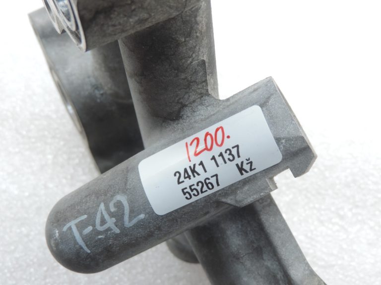 Oriģināls Toyota Avensis T25 RAV4 XA30 2.2d eļļas dzesētāja kronšteins 1578126010
