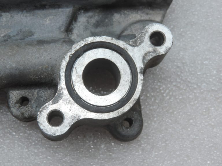 Oriģināls Toyota Avensis T25 RAV4 XA30 2.2d eļļas dzesētāja kronšteins 1578126010