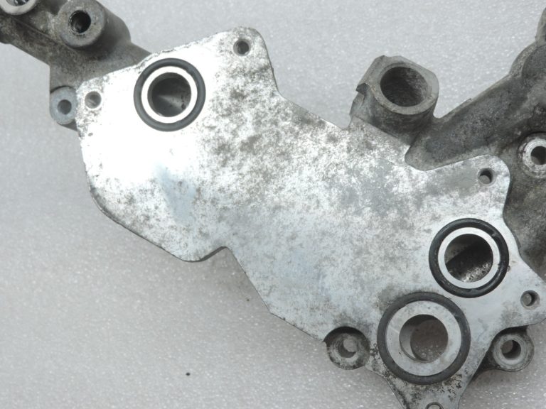 Oriģināls Toyota Avensis T25 RAV4 XA30 2.2d eļļas dzesētāja kronšteins 1578126010