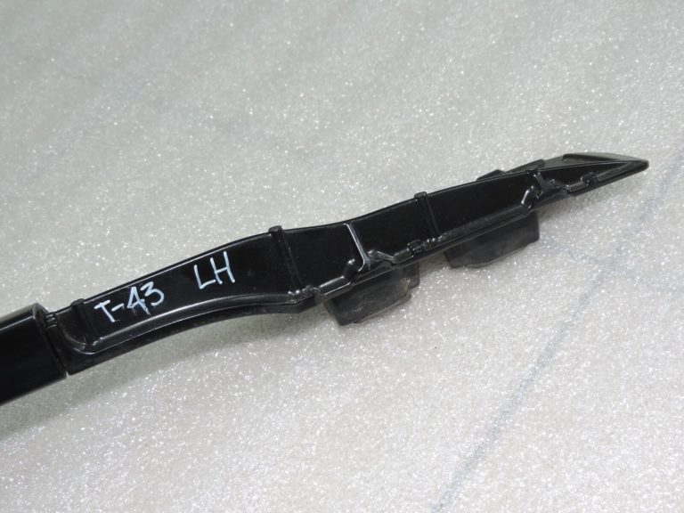 Oriģinālā Toyota RAV4 II (XA20) jumta sliedes kreisās, melnas 6347042021B1
