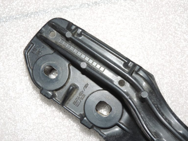 Oriģinālā Toyota RAV4 II (XA20) jumta sliedes kreisās, melnas 6347042021B1