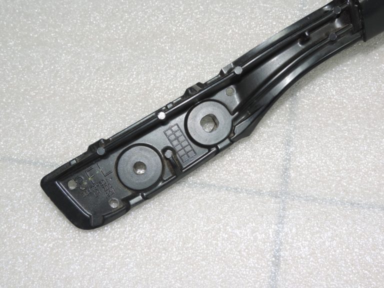 Oriģinālā Toyota RAV4 II (XA20) jumta sliedes kreisās, melnas 6347042021B1