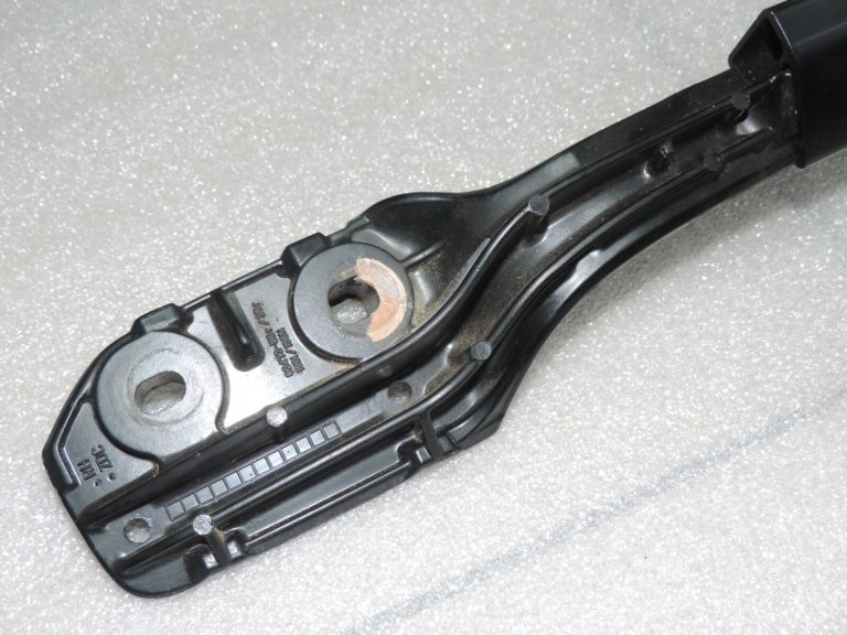 Oriģinālā Toyota RAV4 II (XA20) jumta sliedes labajā pusē, melnas 6346042021B1