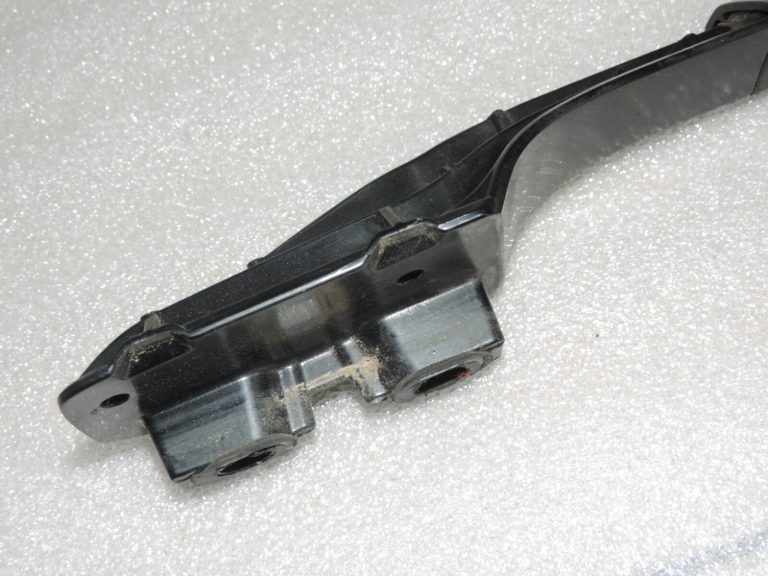 Oriģinālā Toyota RAV4 II (XA20) jumta sliedes labajā pusē, melnas 6346042021B1