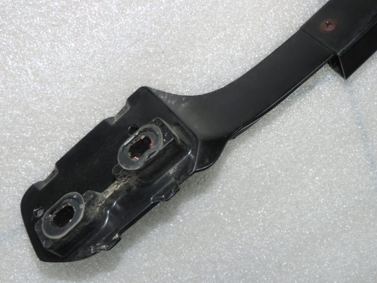 Oriģinālā Toyota RAV4 II (XA20) jumta sliedes labajā pusē, melnas 6346042021B1