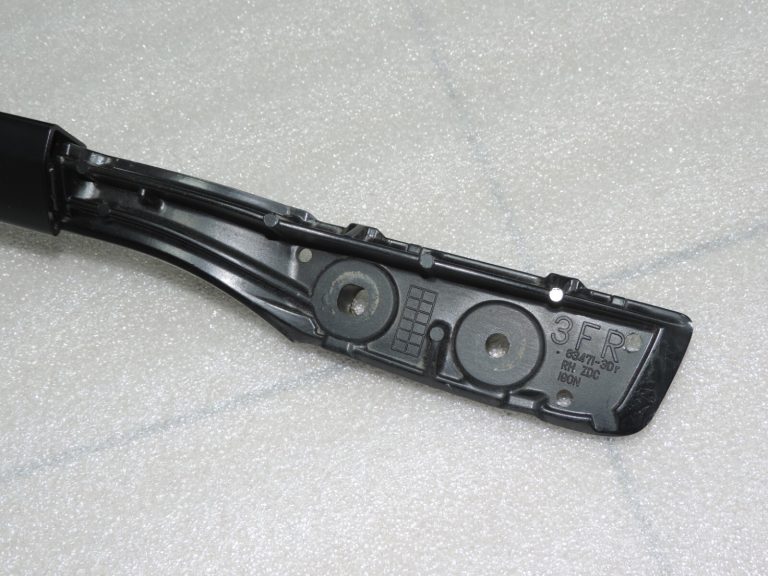 Oriģinālā Toyota RAV4 II (XA20) jumta sliedes labajā pusē, melnas 6346042021B1
