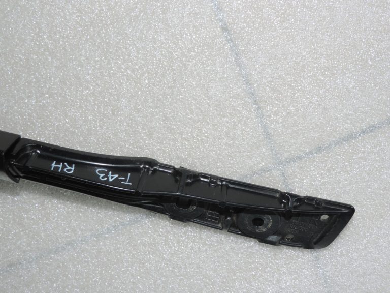 Oriģinālā Toyota RAV4 II (XA20) jumta sliedes labajā pusē, melnas 6346042021B1