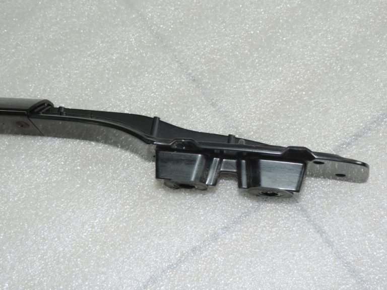 Oriģinālā Toyota RAV4 II (XA20) jumta sliedes labajā pusē, melnas 6346042021B1