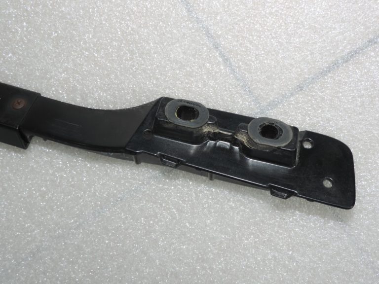 Oriģinālā Toyota RAV4 II (XA20) jumta sliedes labajā pusē, melnas 6346042021B1