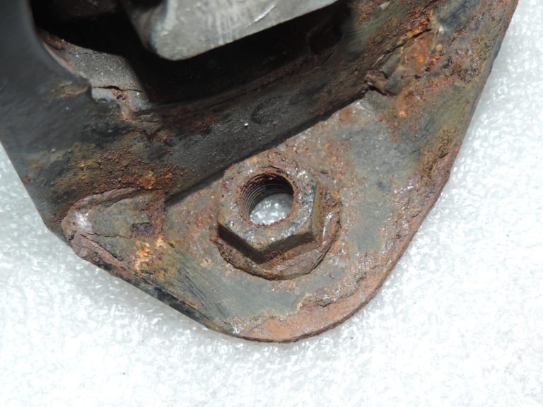 Oriģināls Toyota Avensis T25 2.2d motora stiprinājums priekšējais 123610R010, 12361-0R010