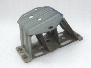 Oriģināls Toyota Avensis T25 Estate Aizmugurējā bampera sijas stiprinājums pa labi