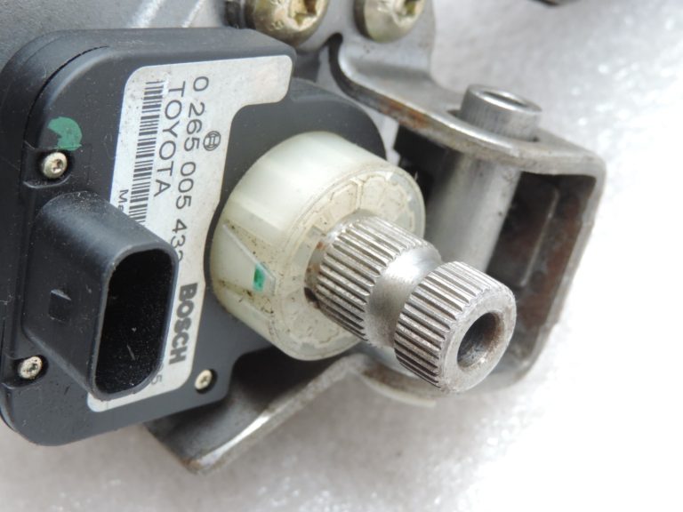 Oriģinālā Toyota Avensis T25 elektriskā stūres statīva stūres iekārta 4525005531, 45250-05531