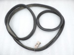 Oriģināls Toyota Avensis T25 Sedan aizmugurējo durvju blīvējums 6446105031