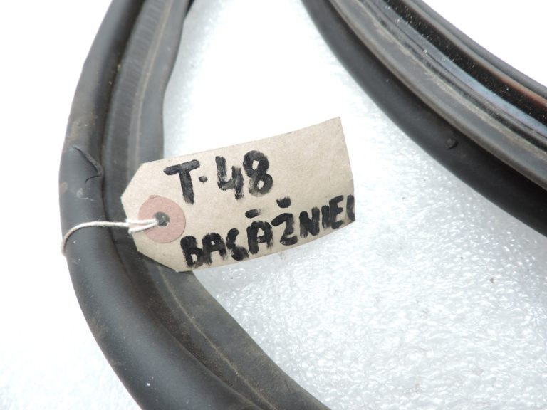 Oriģināls Toyota Avensis T25 Sedan aizmugurējo durvju blīvējums 6446105031