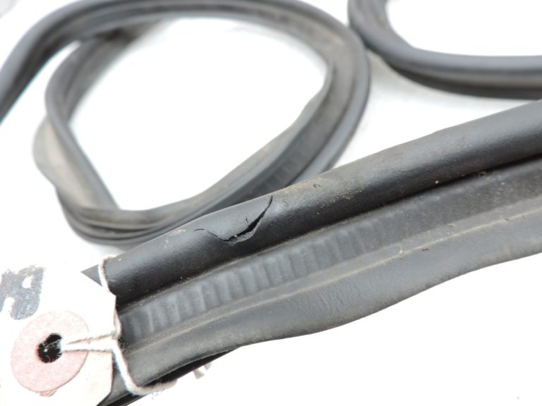 Oriģināls Toyota Avensis T25 Sedan aizmugurējo durvju blīvējums 6446105031