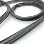 Oriģināls Toyota Avensis T25 Sedan aizmugurējo durvju blīvējums 6446105031
