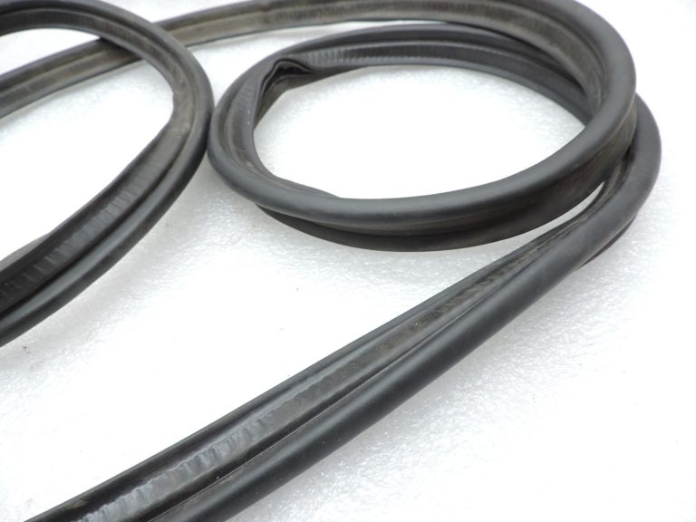 Oriģināls Toyota Avensis T25 Sedan aizmugurējo durvju blīvējums 6446105031