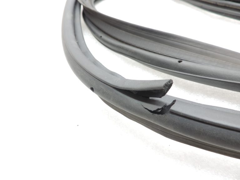 Oriģināls Toyota Avensis T25 Liftback aizmugurējo durvju blīvējums DEFECTIVE 6788105071