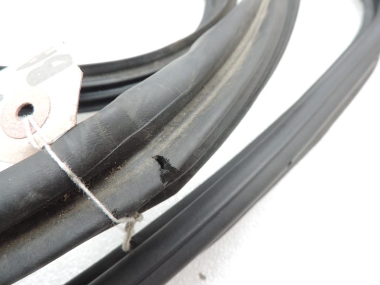 Oriģināls Toyota Avensis T25 Liftback aizmugurējo durvju blīvējums DEFECTIVE 6788105071