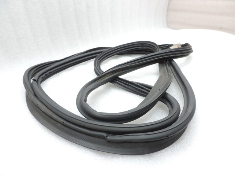 Oriģināls Toyota Avensis T25 Liftback aizmugurējo durvju blīvējums DEFECTIVE 6788105071