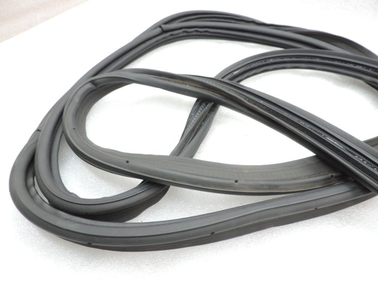 Oriģināls Toyota Avensis T25 Liftback aizmugurējo durvju blīvējums DEFECTIVE 6788105071