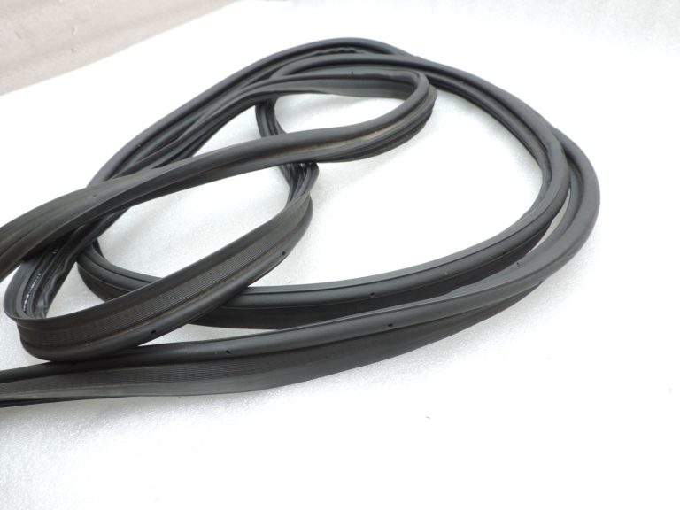 Oriģināls Toyota Avensis T25 Liftback aizmugurējo durvju blīvējums DEFECTIVE 6788105071