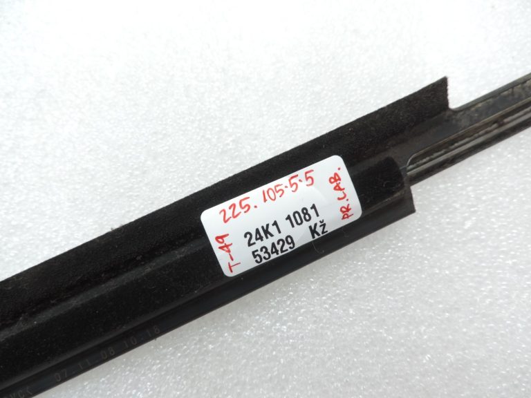 Toyota Avensis T25 Facelift Liftback Priekšējo labās puses durvju hroma līstes 7571020491
