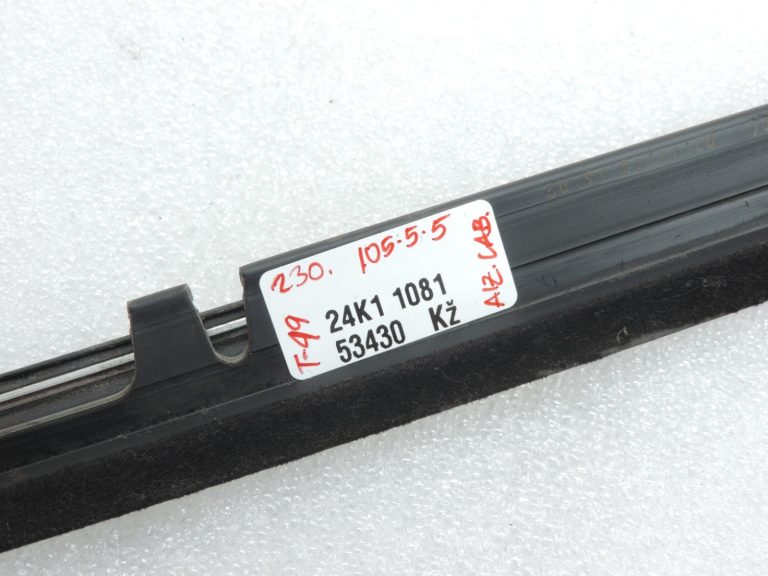 Toyota Avensis T25 Facelift Liftback Aizmugurējā labās puses durvju hromēta līstes 7573020291