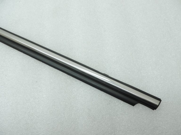 Toyota Avensis T25 Facelift Liftback Aizmugurējā labās puses durvju hromēta līstes 7573020291