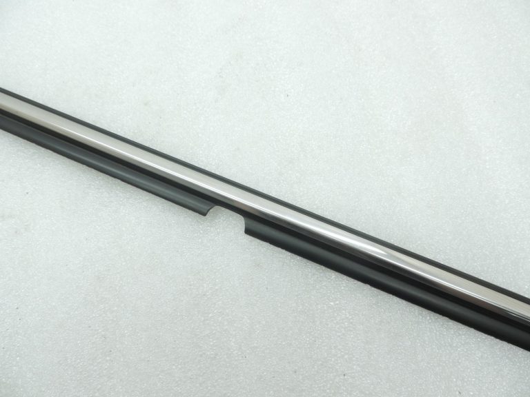 Toyota Avensis T25 Facelift Liftback Aizmugurējā labās puses durvju hromēta līstes 7573020291