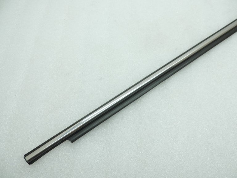 Toyota Avensis T25 Facelift Liftback Aizmugurējā labās puses durvju hromēta līstes 7573020291