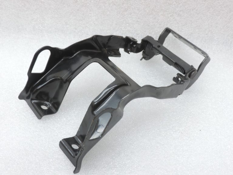 Oriģināla Toyota Avensis T25 centrālā roku balsta nodalījuma eņģe 5890705010