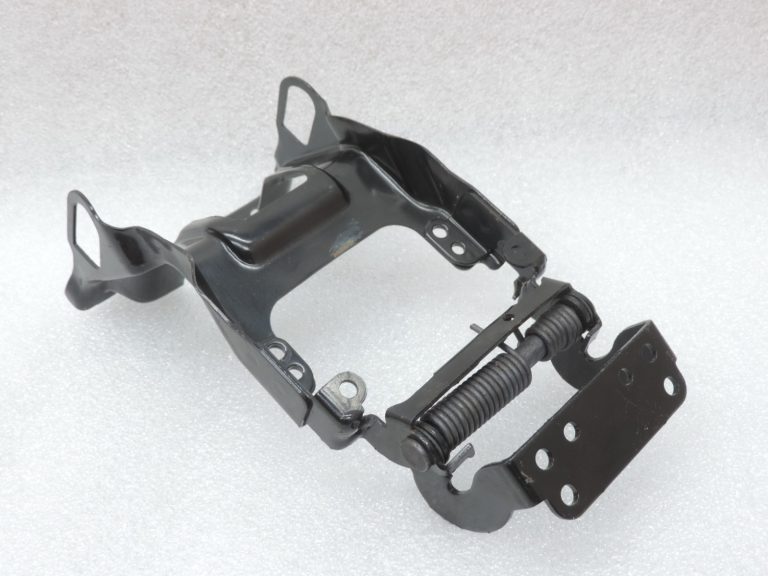 Oriģināla Toyota Avensis T25 centrālā roku balsta nodalījuma eņģe 5890705010