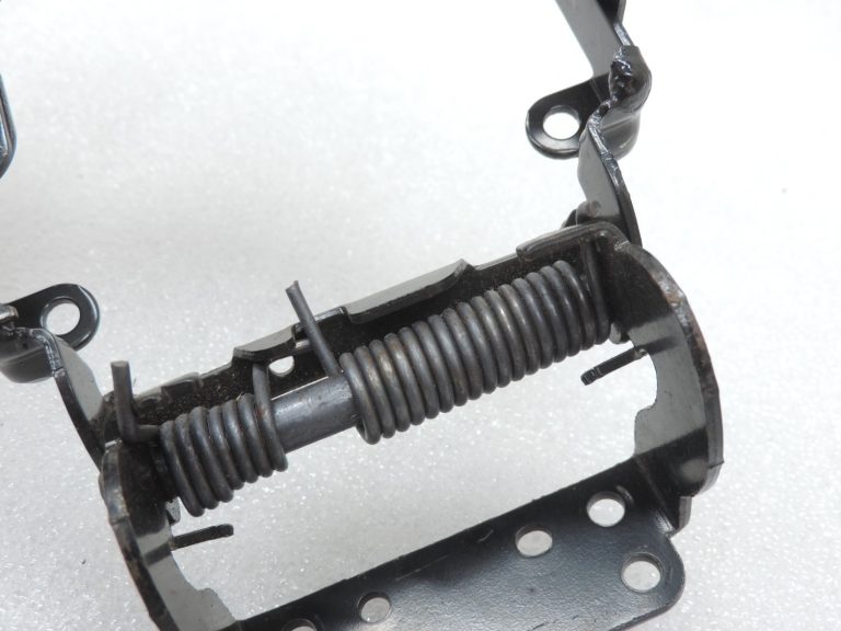 Oriģināla Toyota Avensis T25 centrālā roku balsta nodalījuma eņģe 5890705010