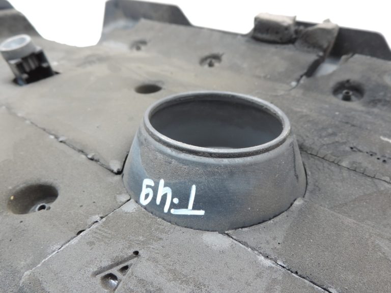Oriģināls Toyota Avensis T25 2.2 D-CAT 2ADFHV Dzinēja vāks 126110R020