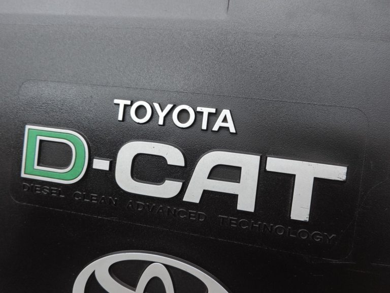 Oriģināls Toyota Avensis T25 2.2 D-CAT 2ADFHV Dzinēja vāks 126110R020