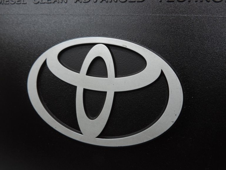 Oriģināls Toyota Avensis T25 2.2 D-CAT 2ADFHV Dzinēja vāks 126110R020