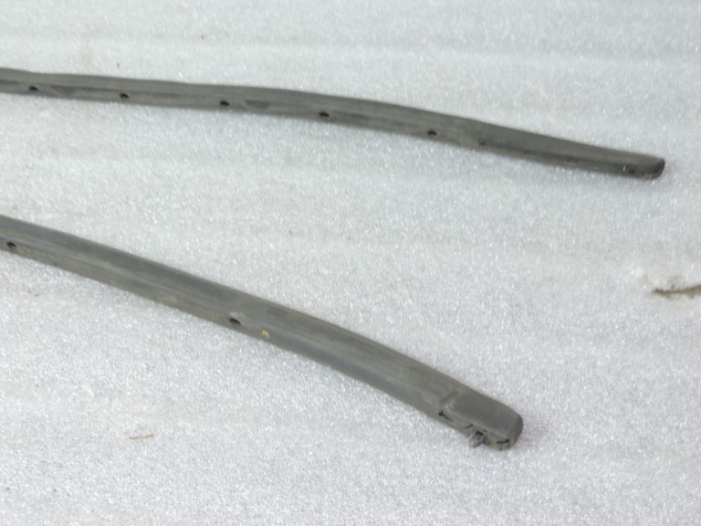 Oriģināls Toyota Corolla Verso AR10 sānu svārku blīvslēgu pāris kreisais+labais