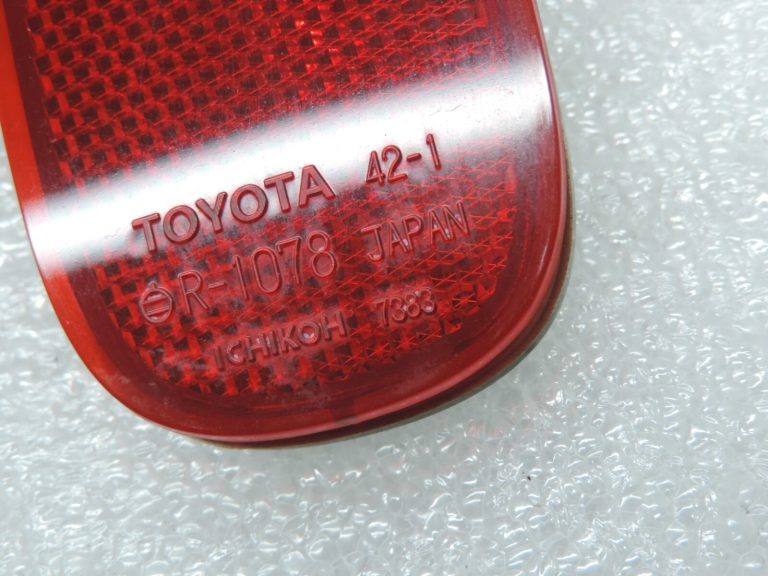 Toyota RAV4 II XA20 Oriģinālais labais/kreisais atstarotājs 8191042010 81910-42010