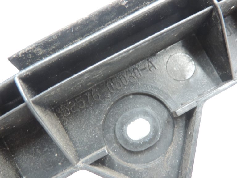 Oriģināls Toyota Avensis T25 Liftback Aizmugurējā bampera kronšteins Kronšteins kreisais