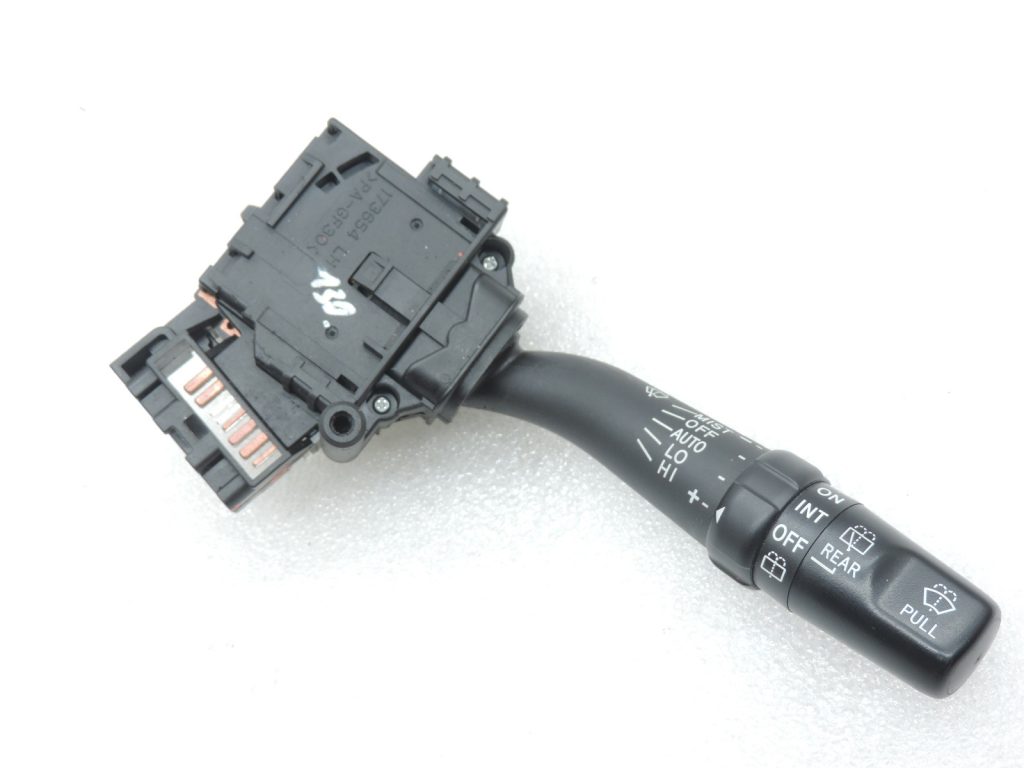 Oriģinālais Toyota Avensis T25 tīrītāju slēdzis stūres kolonnas slēdzis 8465205170
