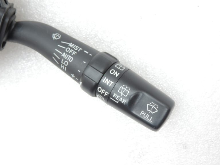 Oriģinālais Toyota Avensis T25 tīrītāju slēdzis stūres kolonnas slēdzis 8465205170