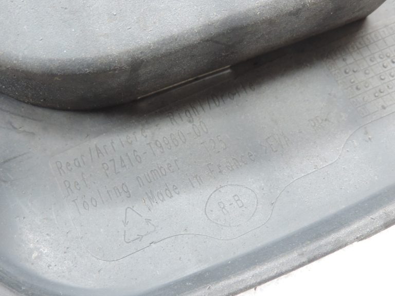 Toyota Avensis T25 Aizmugurējā dubļu atloka aizmugurējā labā PZ416-T9960-00 PZ416T996000