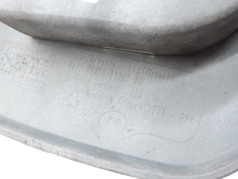Toyota Avensis T25 Aizmugurējais kreisais dubļu atloks PZ416-T9960-00 PZ416T996000