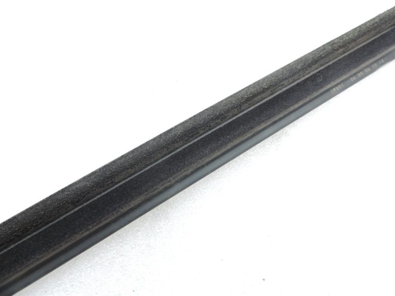 Toyota Avensis T25 Priekšējo kreiso durvju hromēta līstes 7572020491 75720-20491