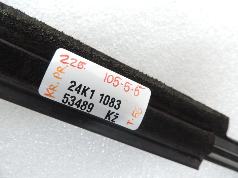 Toyota Avensis T25 Priekšējo kreiso durvju hromēta līstes 7572020491 75720-20491