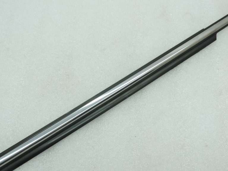 Toyota Avensis T25 Priekšējo kreiso durvju hromēta līstes 7572020491 75720-20491