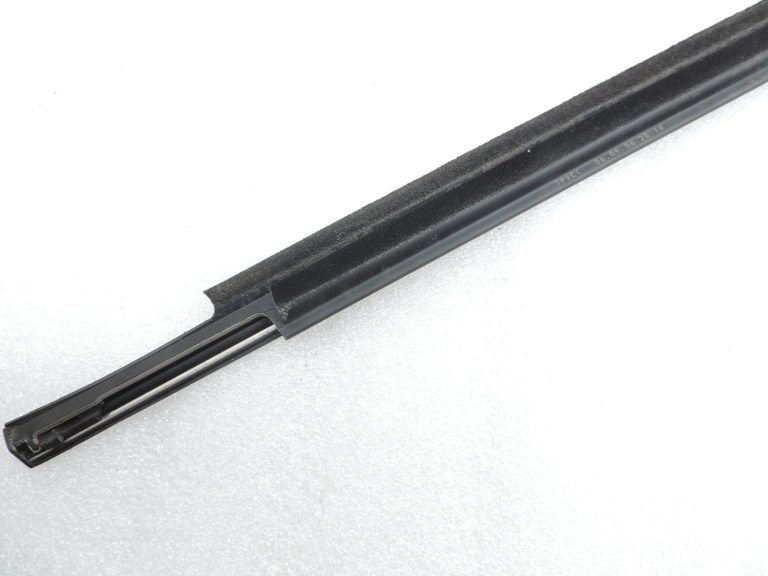 Toyota Avensis T25 Priekšējo kreiso durvju hromēta līstes 7572020491 75720-20491