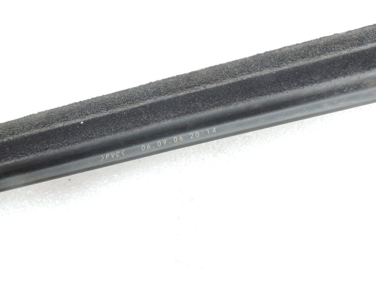 Toyota Avensis T25 Priekšējo kreiso durvju hromēta līstes 7572020491 75720-20491