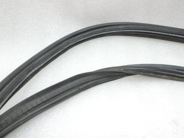 Oriģināls Toyota Yaris P13 aizmugurējo durvju blīvētājs 678810D070 67881-0D070